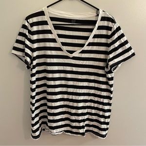 Gap Black and White Striped Vintage Wash V-neck T-shirt XL